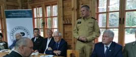 Pomorski komendant wojewódzki Państwowej Straży Pożarnej przemawia podczas spotkania z "Kołem emerytów".