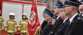 Strażacy ze sztandarem