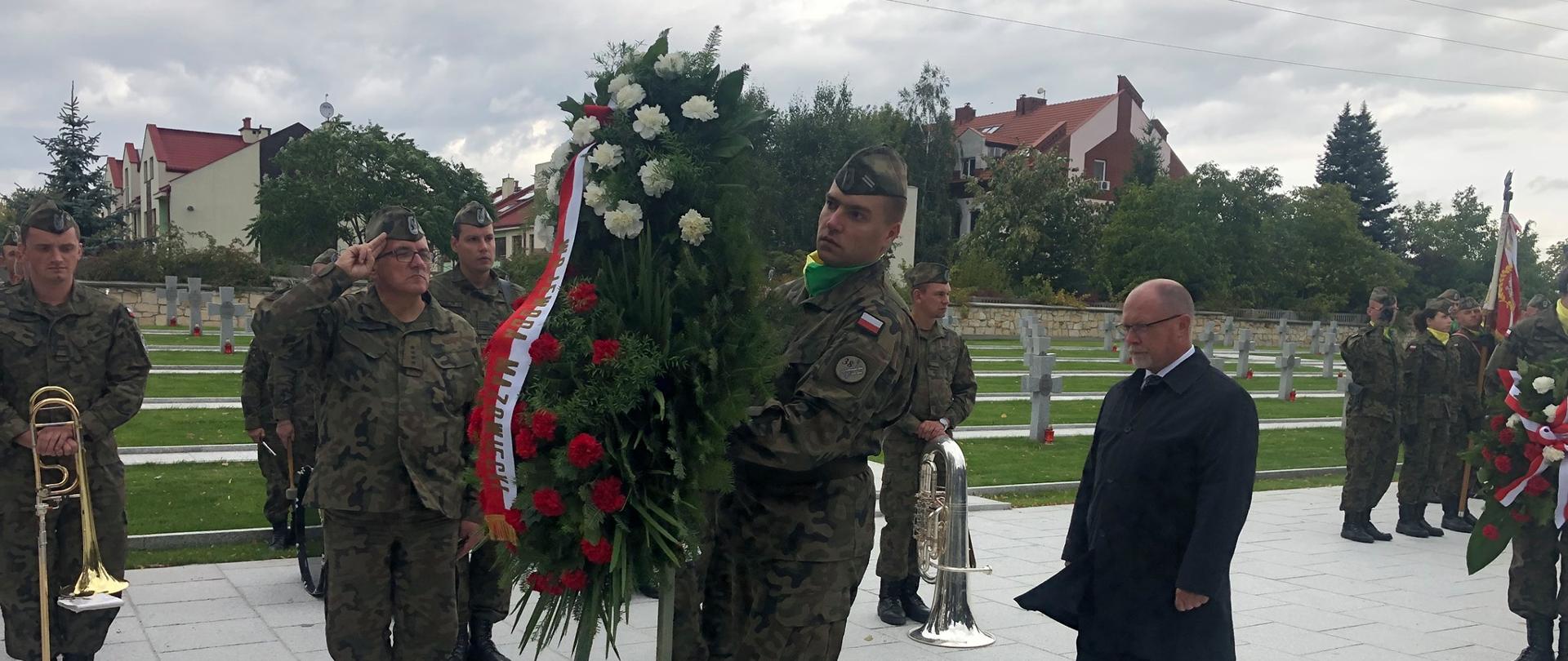 Wojewoda Mazowiecki Zdzisław Sipiera składa wieniec przed Pomnikiem Obrońców Ojczyzny 1939 – 1945