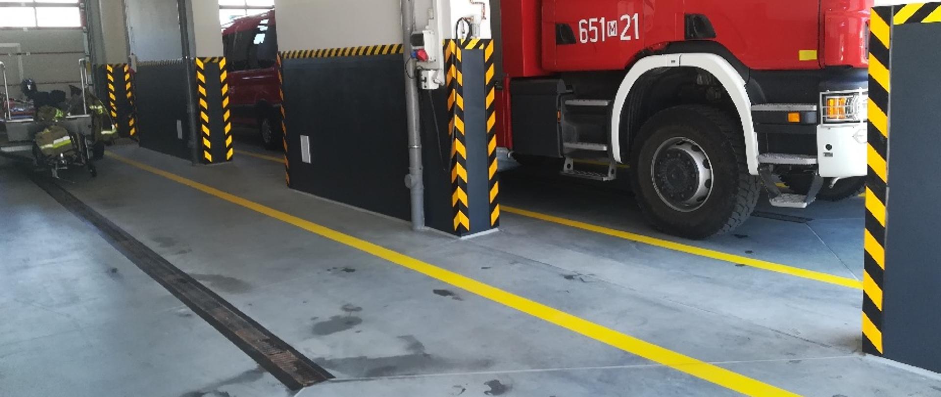 Fotografia przedstawiająca wyremontowaną posadzkę garażową w Komendzie Powiatowej PSP w Szydłowcu