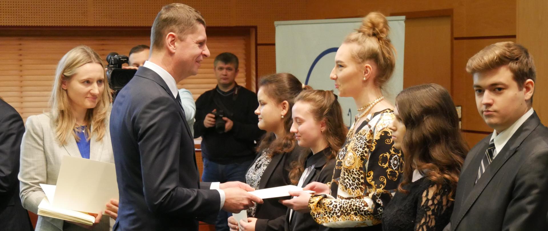 Minister gratuluje uczennicy
