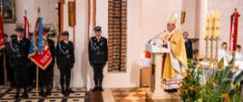 Prymas Polski przy ambonie praz poczty sztandarowe w Kościele