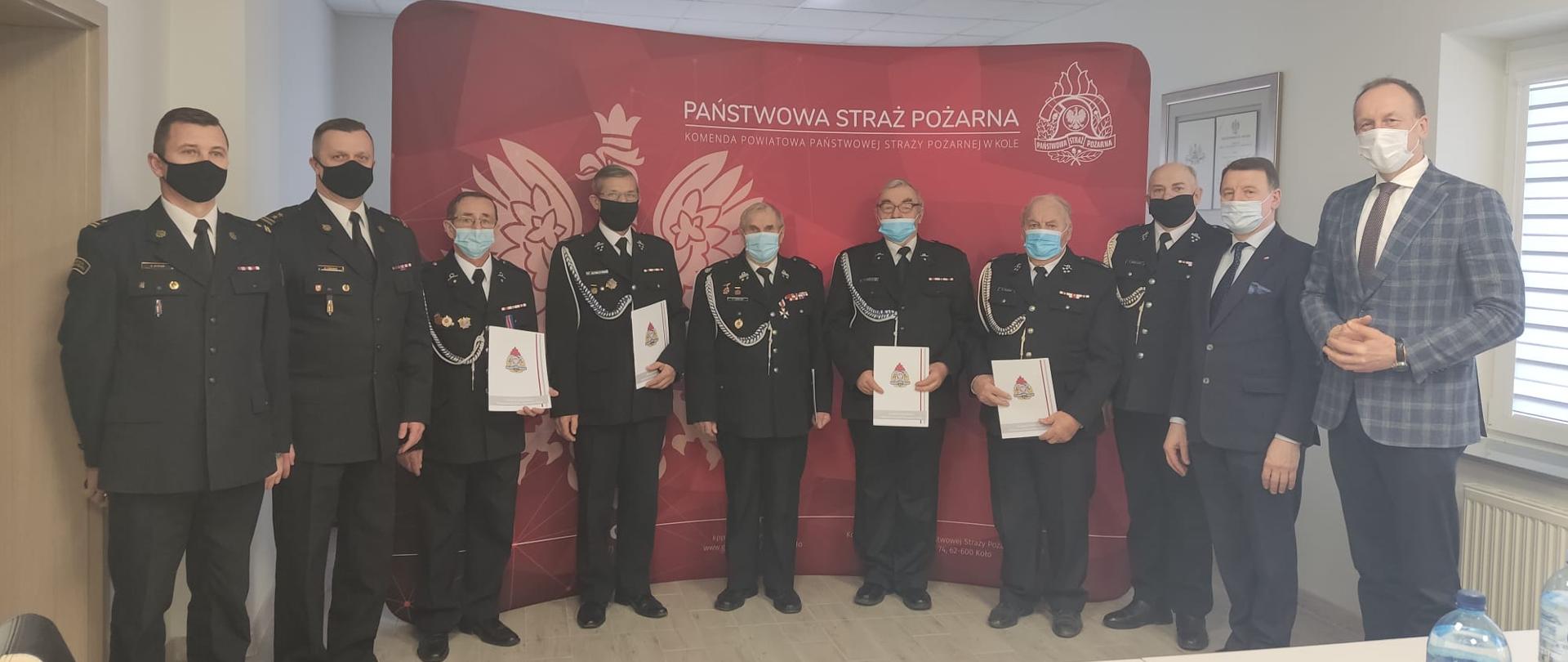 Zdjęcie przedstawia uroczyste przekazanie decyzji o przyznaniu świadczenia ratowniczego