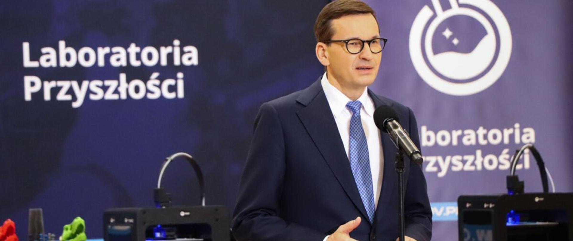 Premier Mateusz Morawiecki przemawia podczas wizyty w Zespole Szkół w Nowej Sarzynie w powiecie leżajskim. 