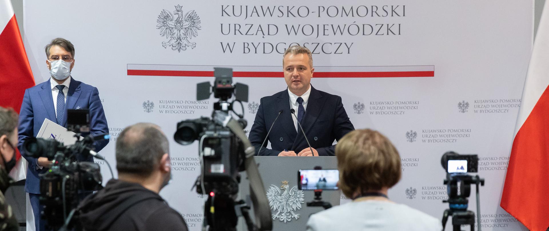 Wojewoda podczas konferencji prasowej poświęconej aktualnej sytuacji epidemicznej w regionie