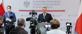 Wojewoda podczas konferencji prasowej poświęconej aktualnej sytuacji epidemicznej w regionie