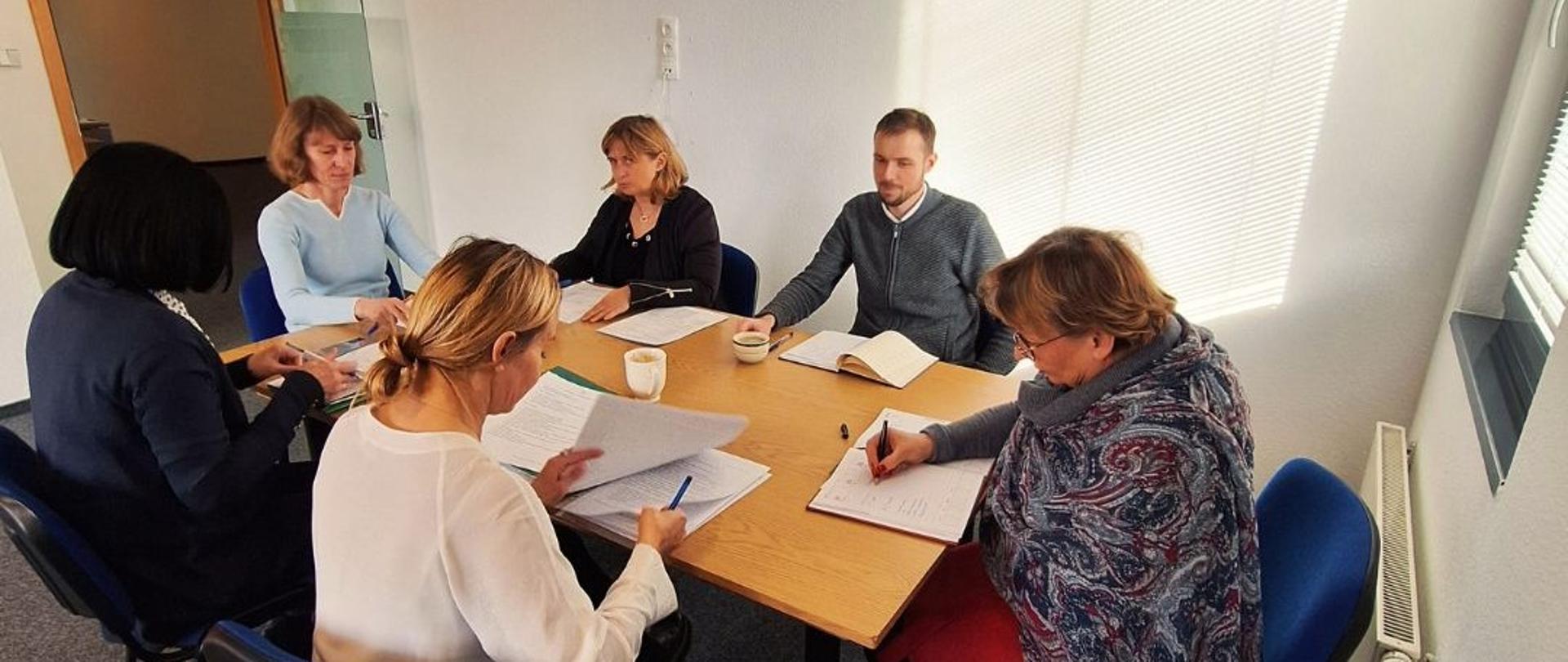 Wielkopolski Wojewódzki Inspektor JHARS, kierownicy poszczególnych komórek organizacyjnych, leaderzy procesów, pełnomocnik systemu zarządzania jakością podczas przeglądu zarządzania.