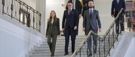 Minister funduszy i polityki regionalnej Katarzyna Pełczyńska-Nałęcz wraz z marszałkiem Sejmu Szymonem Hołownią i wicepremierem, ministrem obrony narodowej Władysławem Kosiniakiem-Kamyszem schodzą po schodach w Sejmie