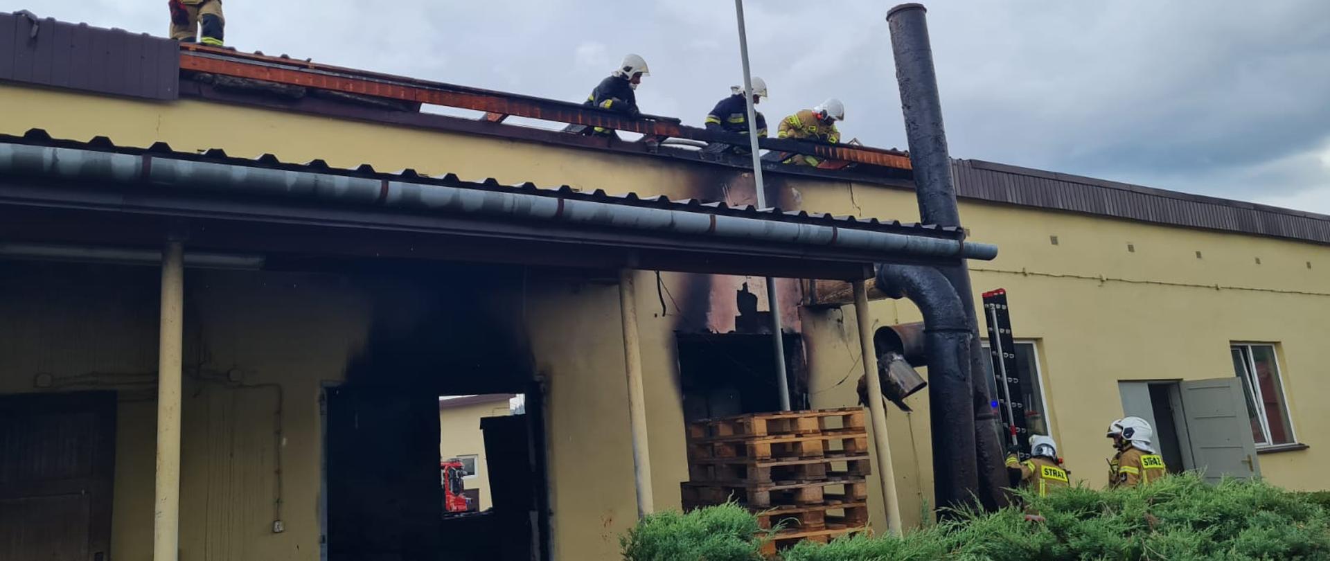 Zdjęcie przedstawia pożar zakładu stolarskiego w Białce 