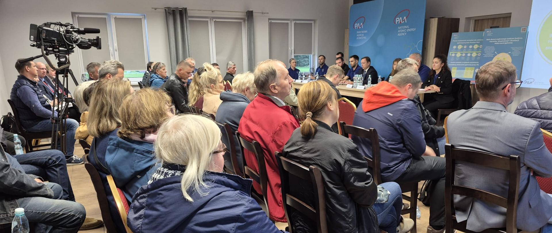 Na zdjęciu widoczni są uczestniczy spotkania.