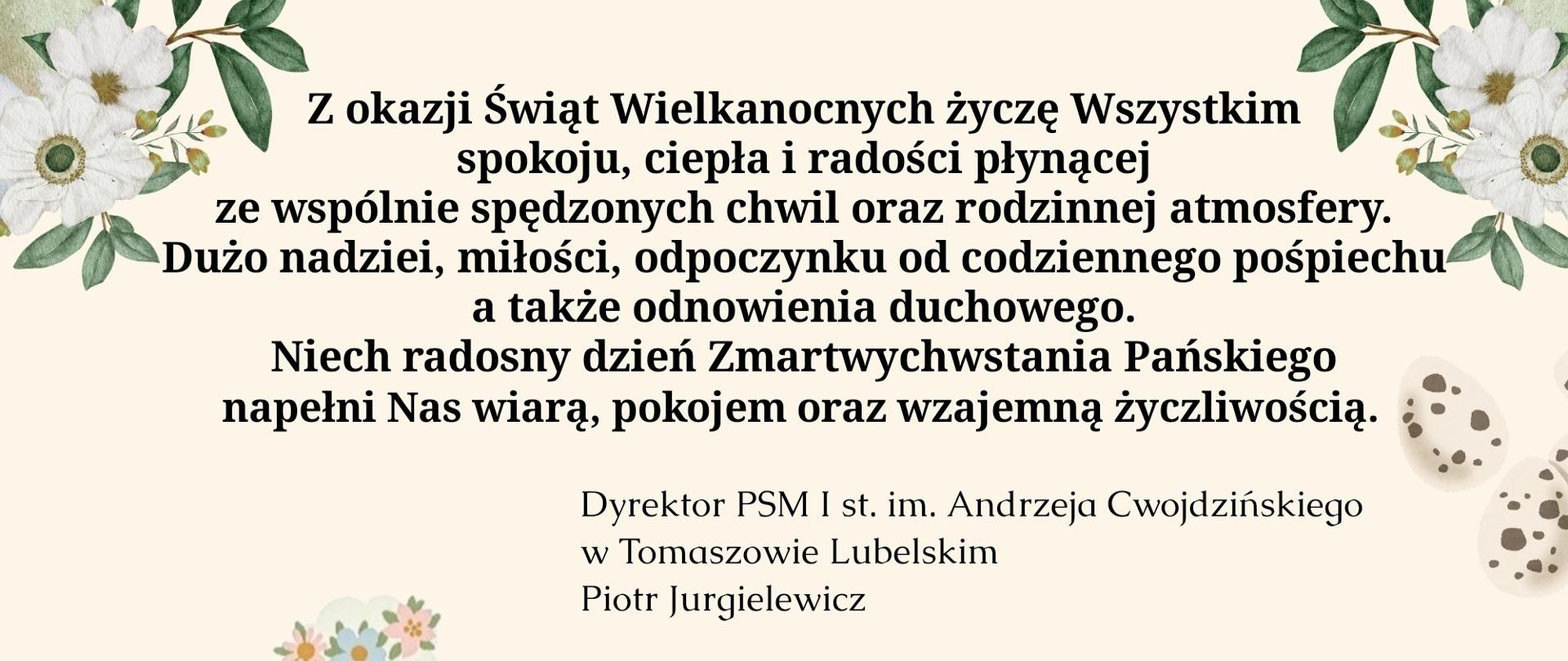 plakat z życzeniami na Wielkanoc, ozdobiony kwiatami na górze, na dole zwierzątka, świąteczny baranek, zajączek oraz żółte pisklę w skorupce w otoczeniu kolorowych kwiatków, koniczynek, pisanek, od góry w środkowej części życzenia od dyrektora szkoły na jasnym tle