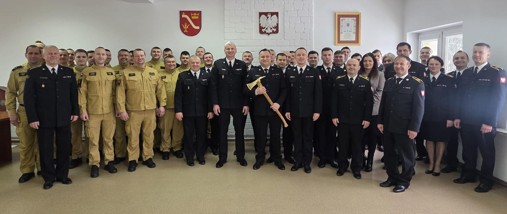 Strażacy pozują do wspólnego zdjęcia