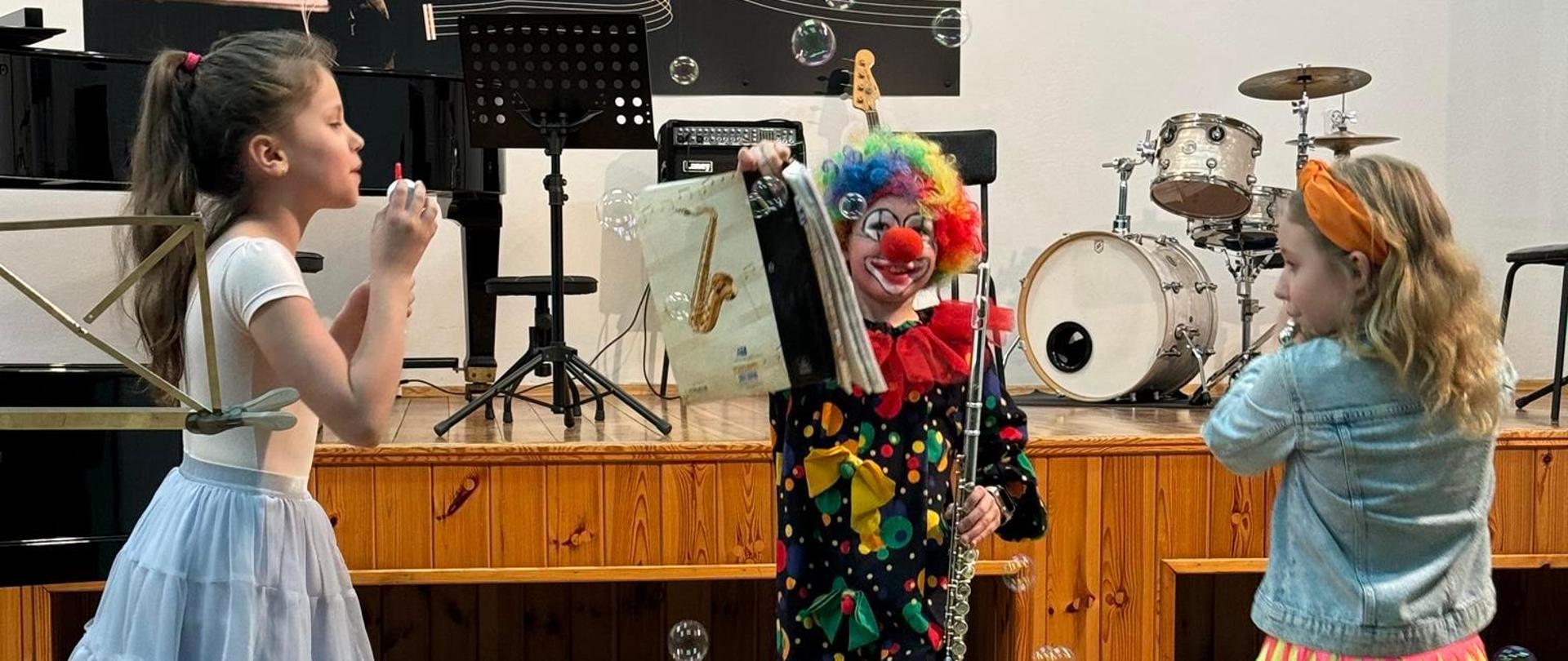 Zdjęcie przedstawiające jednych z wykonawców Koncertu Muzyki Rozrywkowej, który odbył się 25 kwietnia 2024 r. w auli szkoły.