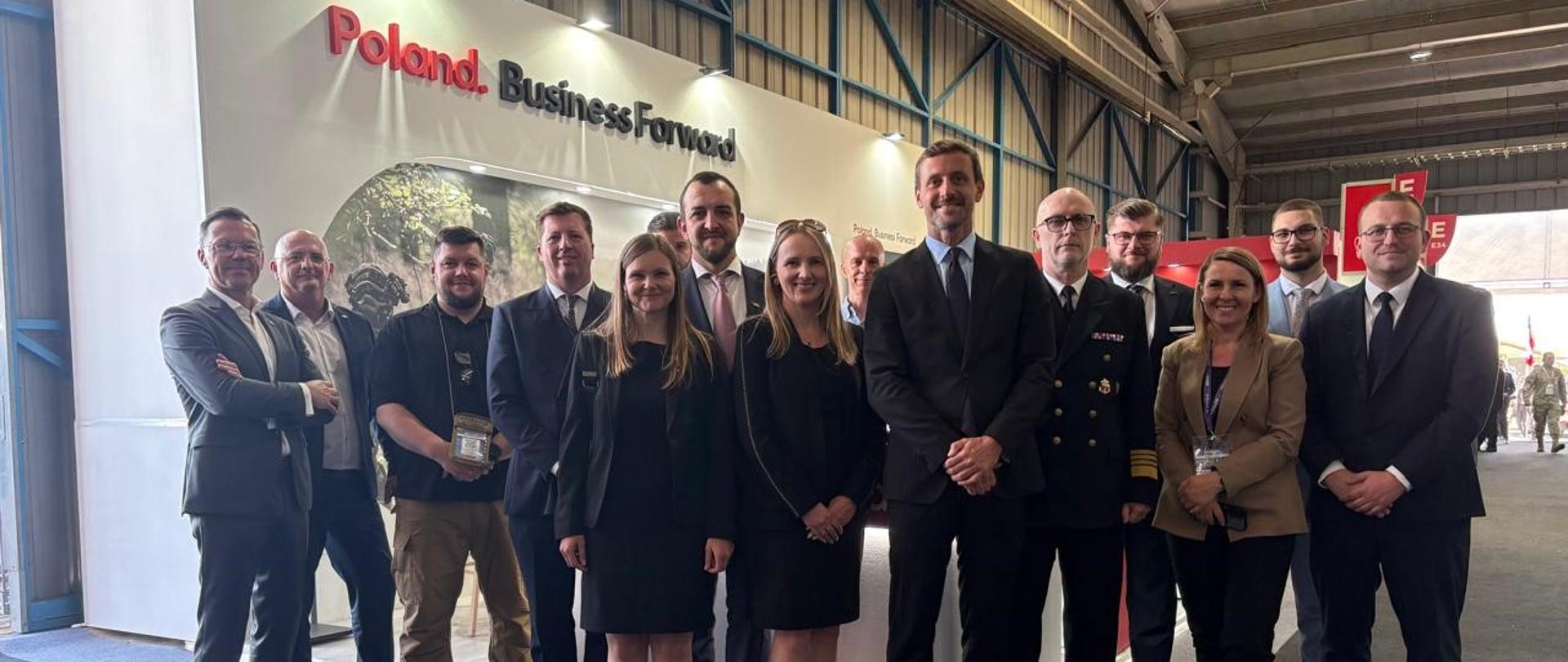 Przedstawiciele firm sektora obronnego na Międzynarodowych Targach Lotniczych i Kosmicznych w Santiago, na głównym planie Chargé d'affaires a.i. Michał Świetlik