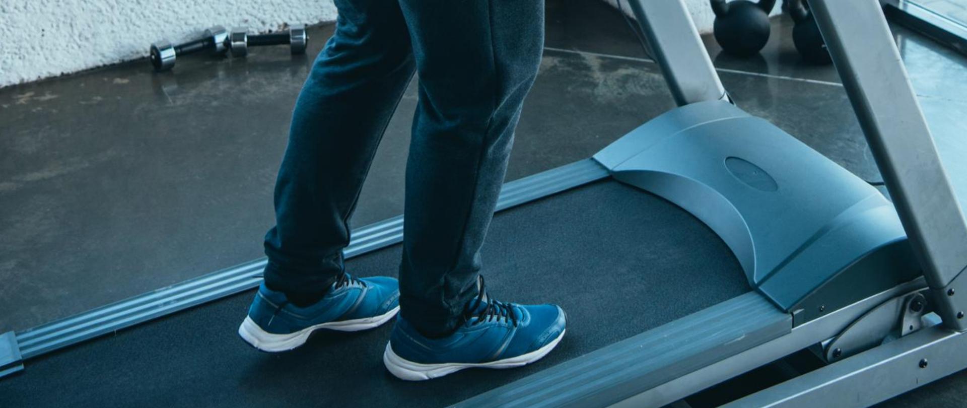 Na zdjęciu jest mężczyzna na bieżni.