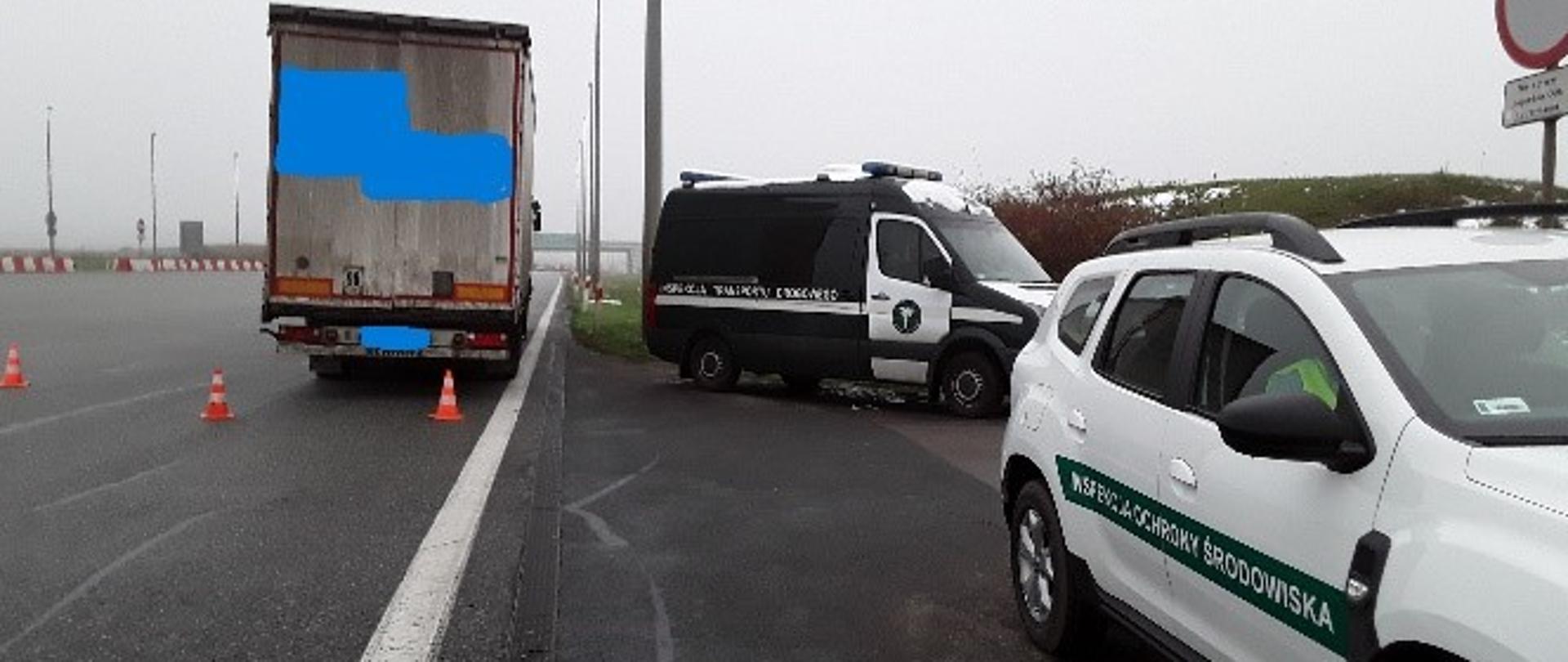 Zatrzymany pojazd ciężarowy w ramach wspólnej akcji kontrolnej inspektorów WIOŚ w Gdańsku i WITD w Gdańsku.