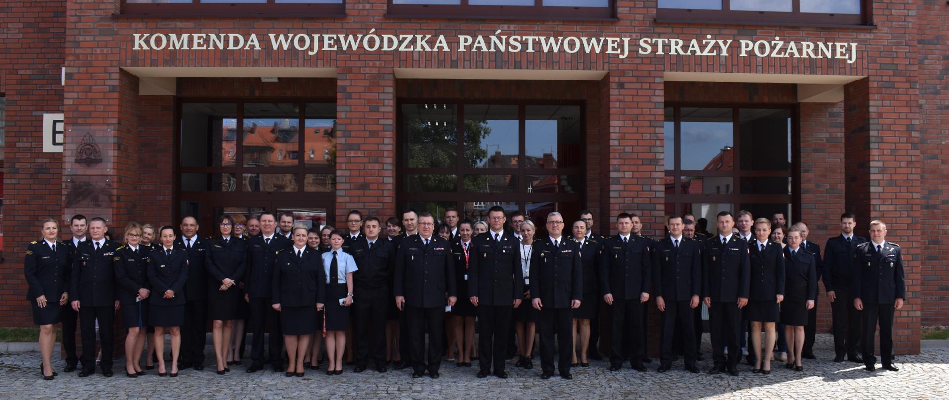 Strażacy przed komendą