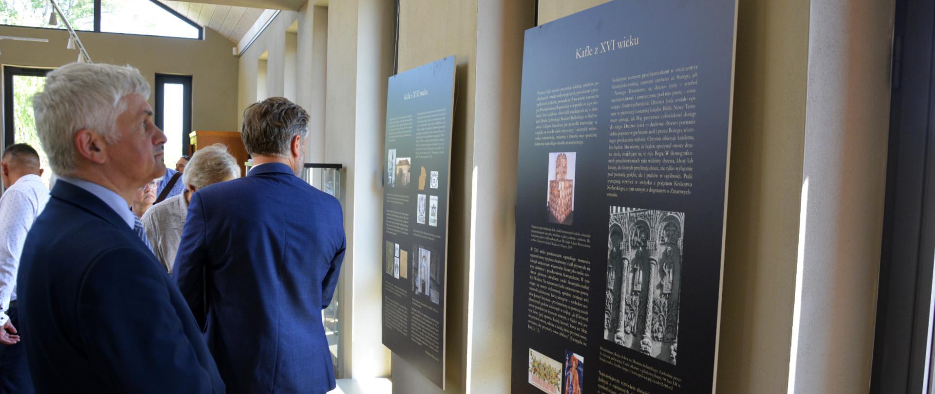 Wystawa zabytkowych kafli supraskich