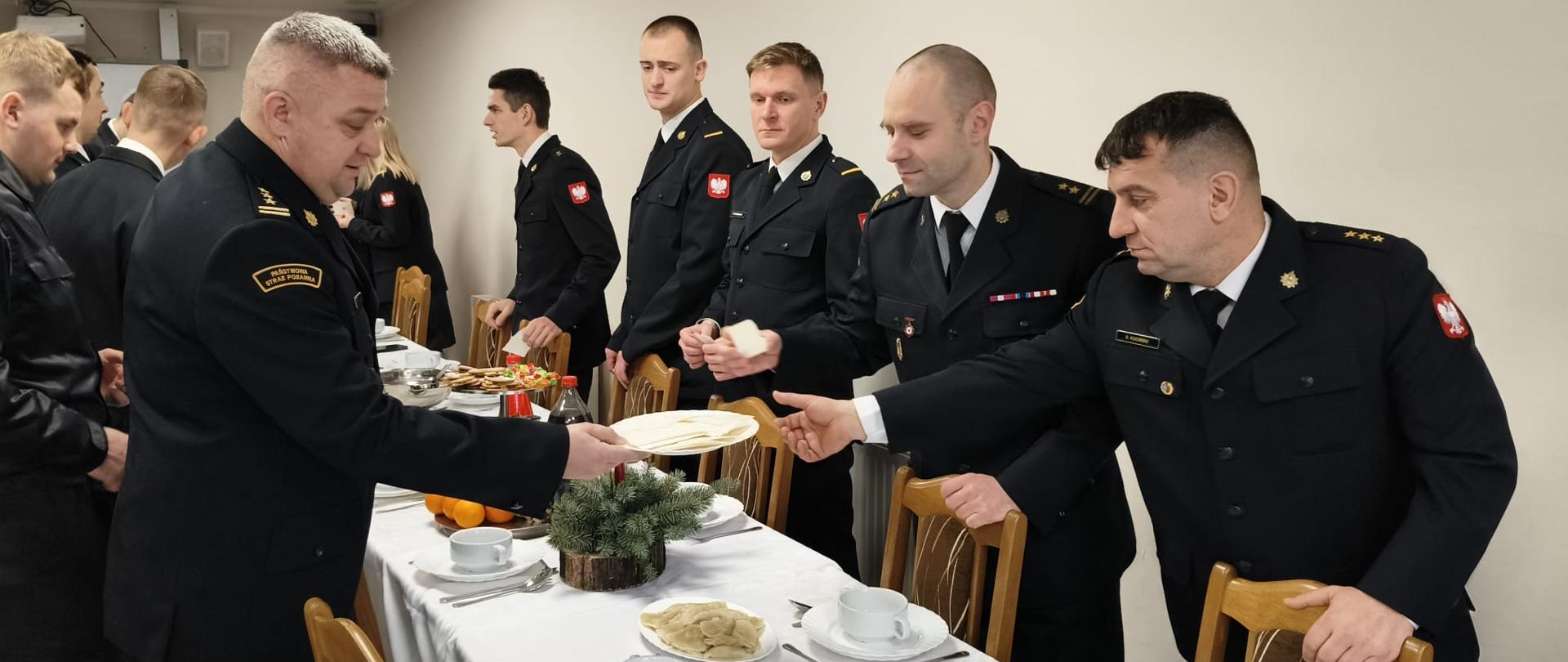 Na zdjęciu w trakcie uroczystego spotkania wigilijnego Komendant częstuje załogę KP PSP w Rypinie opłatkiem 