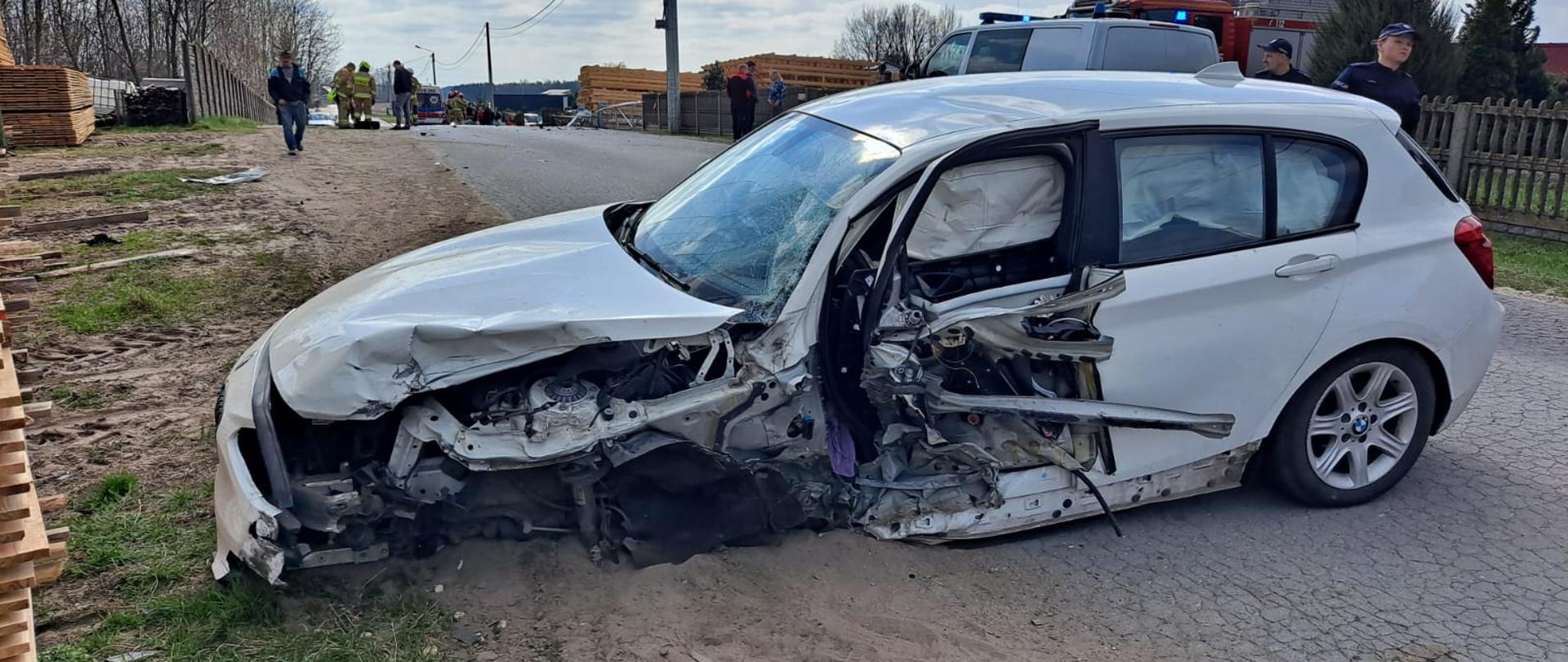 Uszkodzony bok samochodu osobowego.