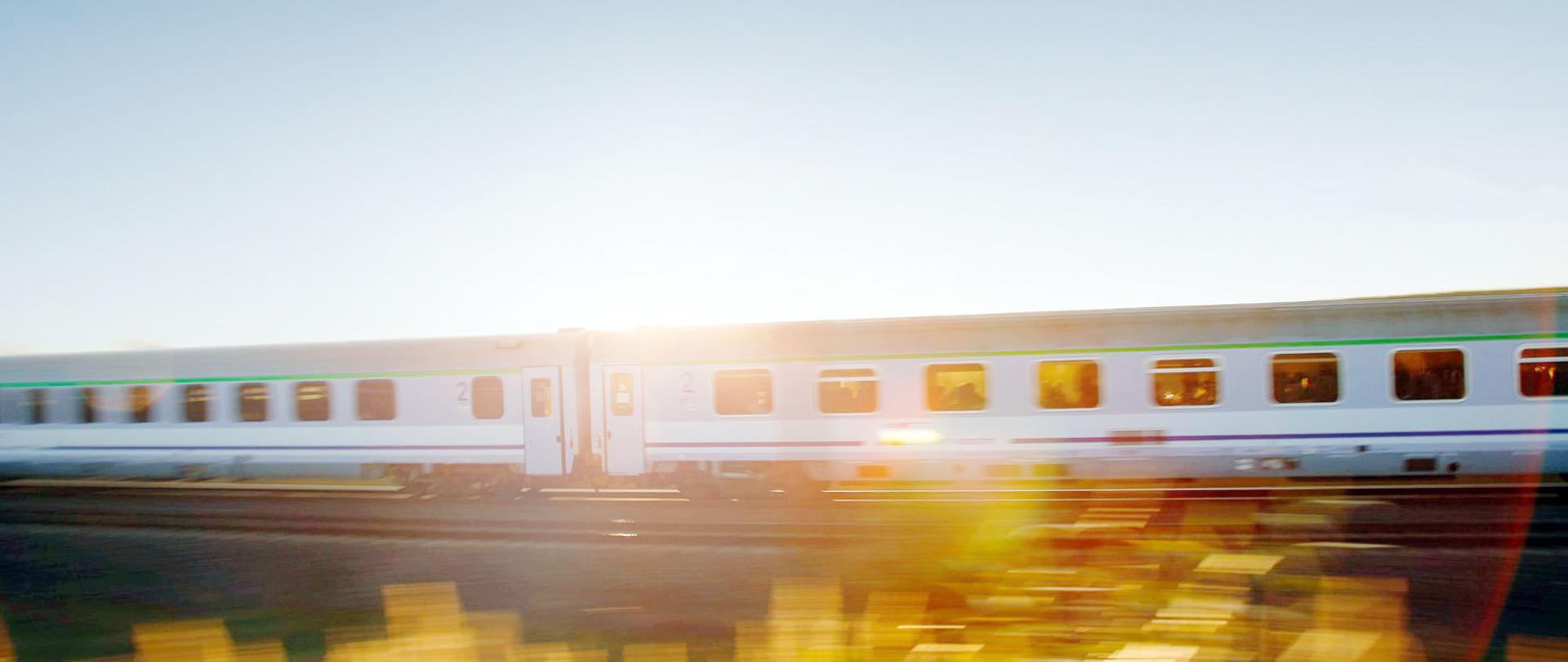 Na zdjęciu widać jadący pociąg PKP Intercity
