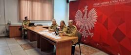 Funkcjonariusze KP PSP Skarżysko-Kamienna podczas konferencji prasowej z lokalnymi mediami