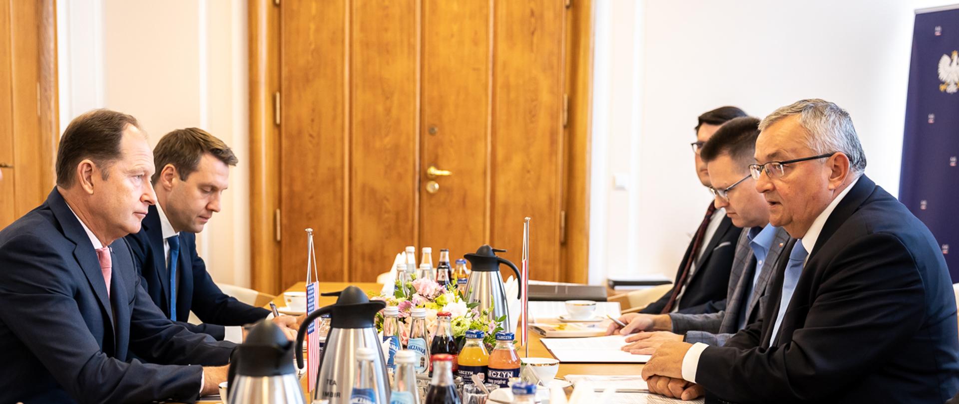 Minister Infrastruktury Andrzej Adamczyk oraz wiceminister infrastruktury Andrzej Bittel podczas spotkania z ambasadorem Stanów Zjednoczonych w Polsce, Markiem Brzezinskim