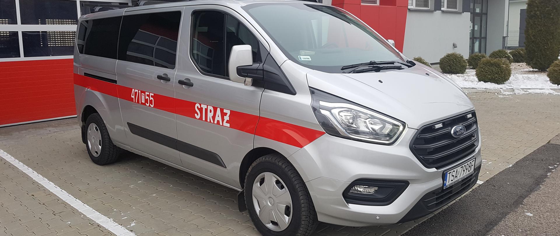 Lekki samochód do przewozu osób i sprzętu FORD TRANSIT CUSTOM
