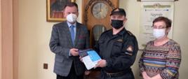 Strażacy rozpoczęli kolportaż ulotek informacyjnych na temat profilaktyki oraz szczepień przeciwko COVID-19