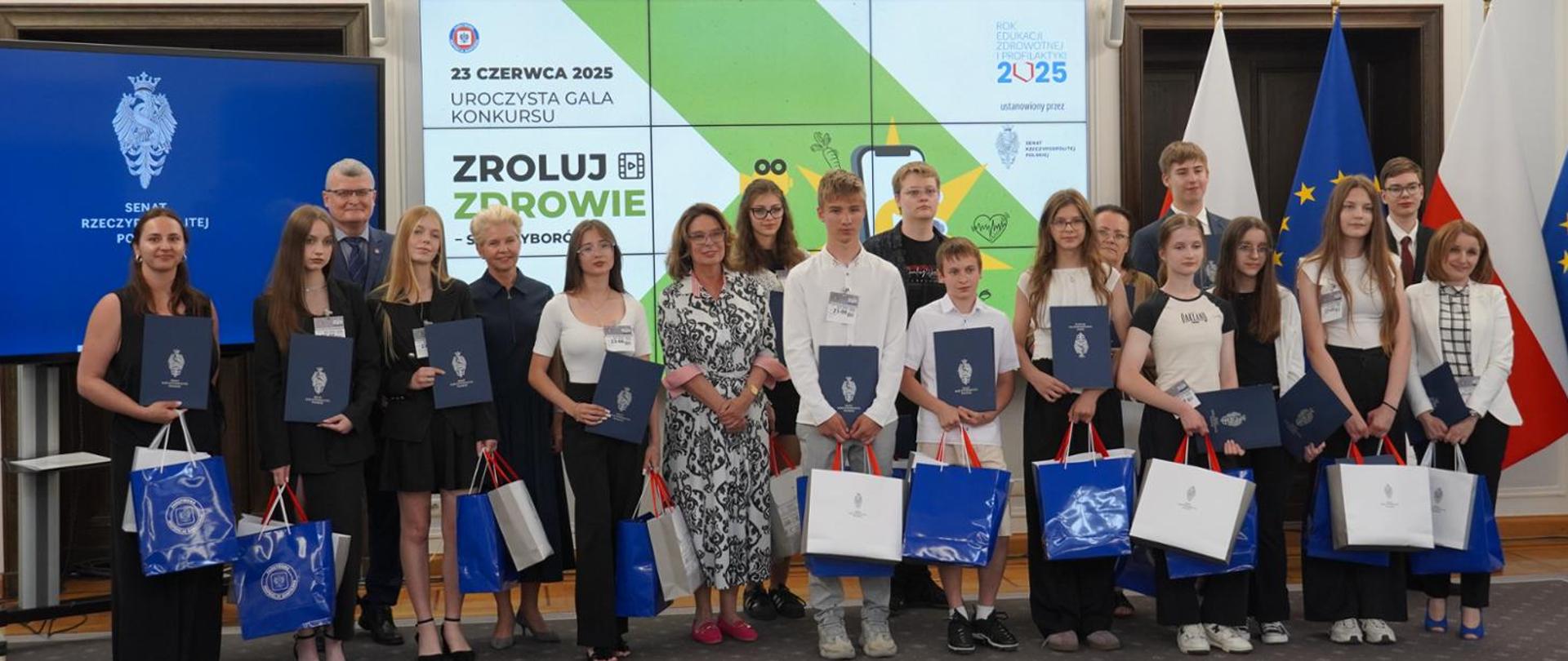 Zdjęcie przedstawia finalistów konkursu Zroluj Zdrowie Siła Wyborów w Senacie RP