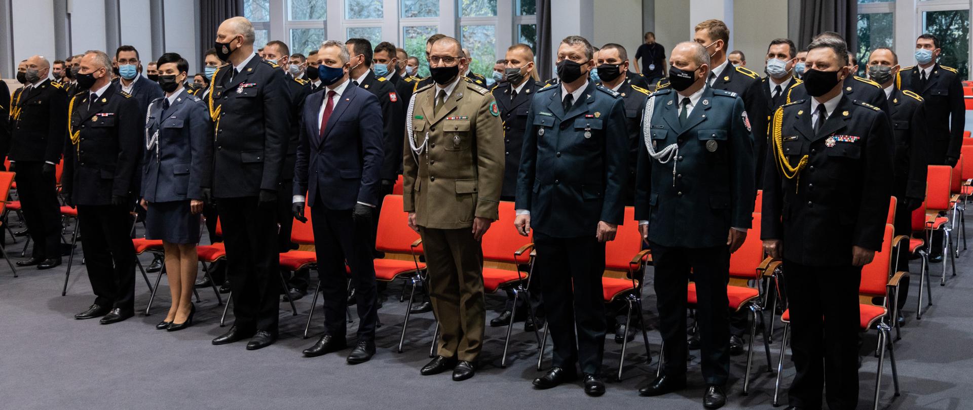 Wojewoda podczas uroczystości wręczenia Medali za długoletnią służbę oraz Odznak Honorowych za zasługi dla ochrony zdrowia strażakom z województwa kujawsko-pomorskiego.