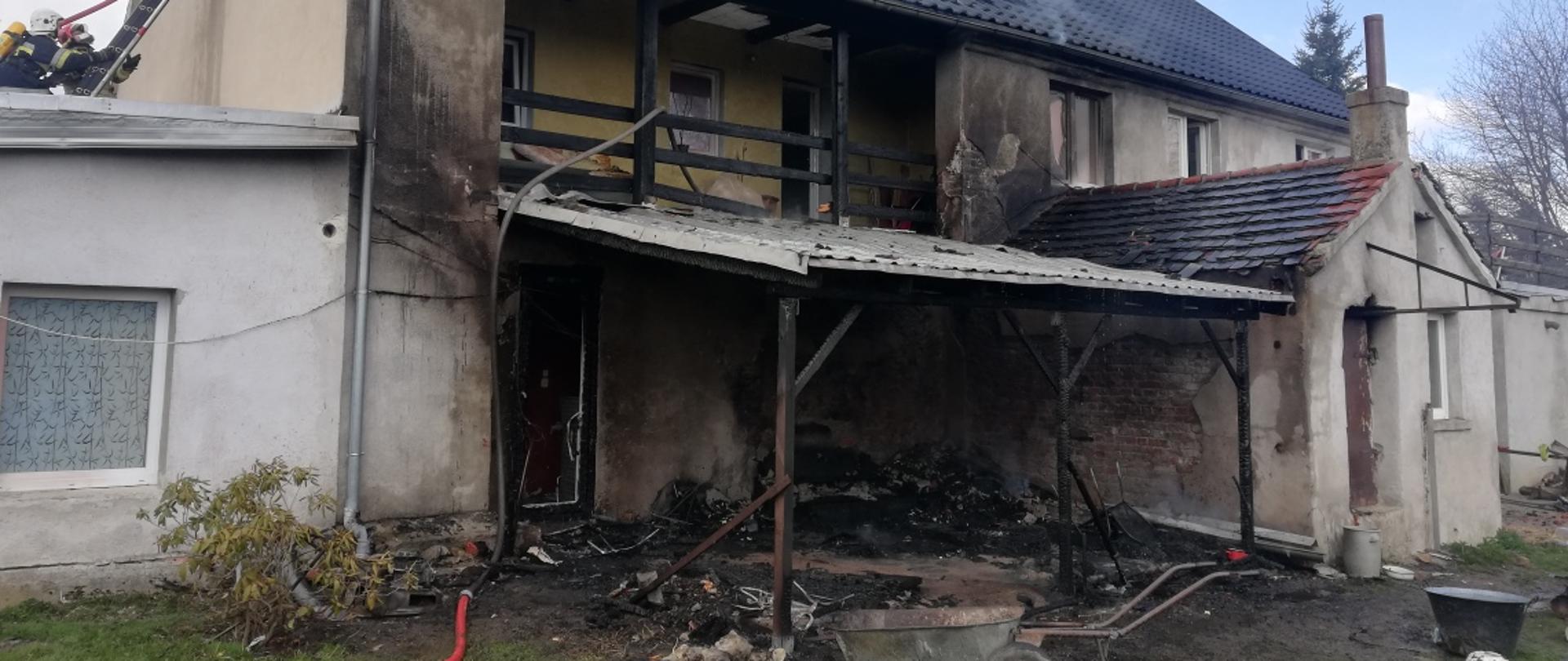 Zdjęcie przedstawia zniszczony dom po pożarze. 