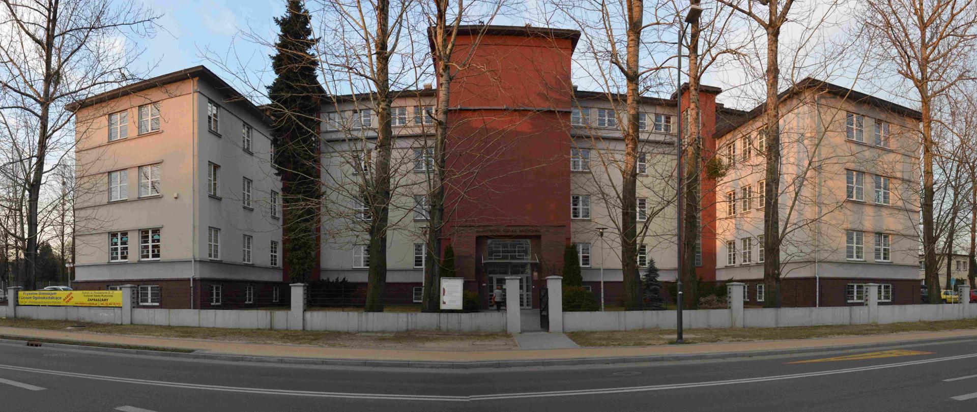 Kolorowe zdjęcie budynku szkoły od ul. Powstańców Śl. 27