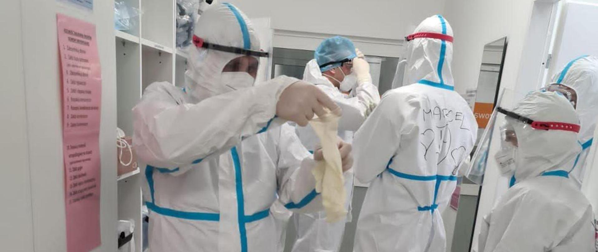 funkcjonariusze PSP wspierający medyków w walce z Covid-19