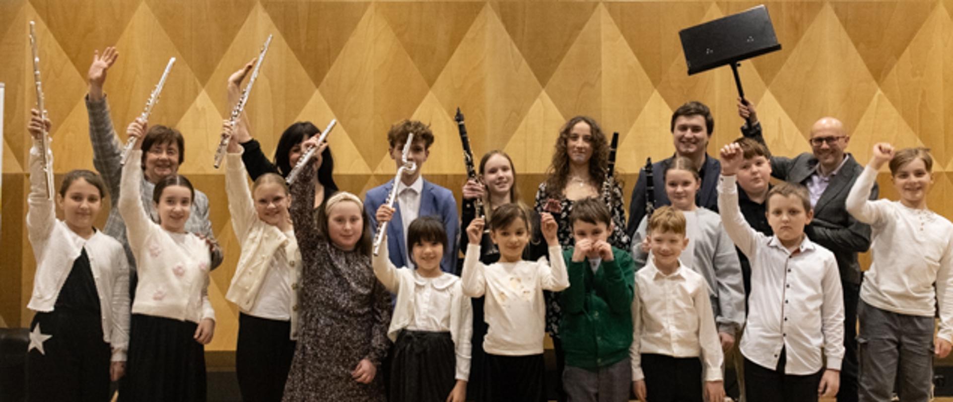 Grupa instrumentalistów na scenie sali koncertowej