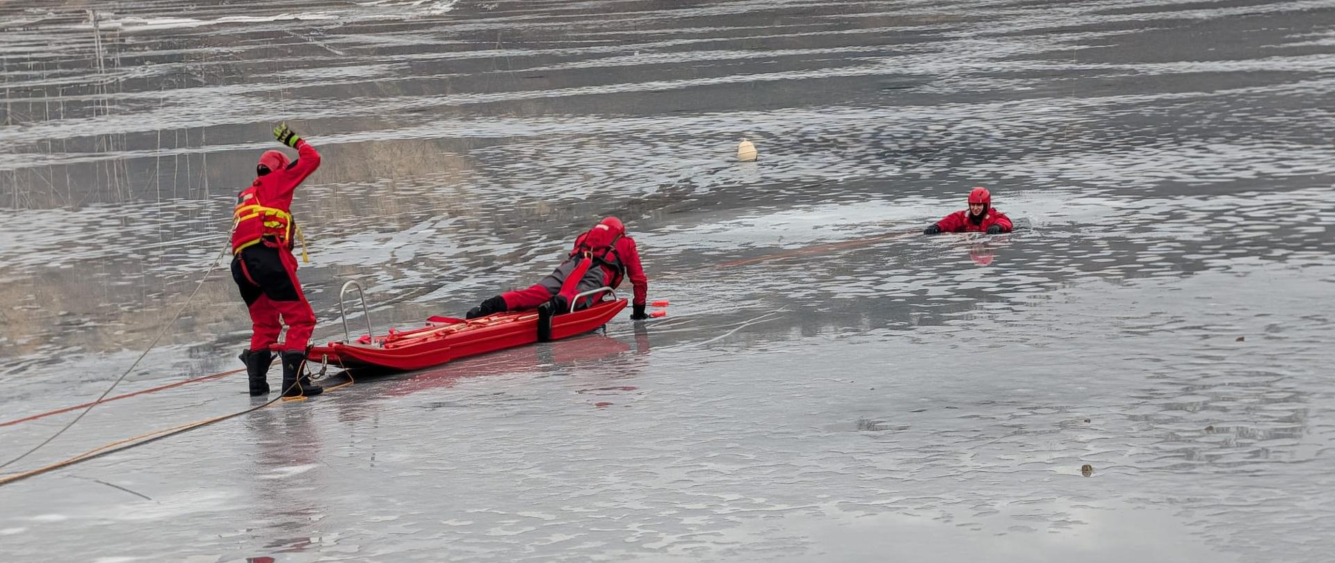 Ćwiczenia z ratownictwa lodowego strażaków JRG Chrzanów