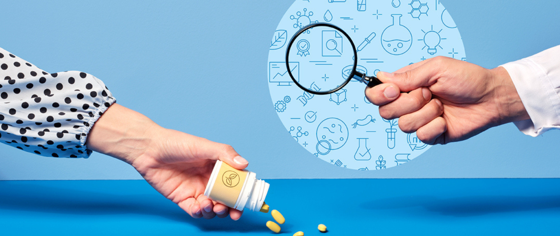 Po lewej stronie grafiki widoczna dłoń trzymająca opakowanie suplementów diety, z którego wysypują się żółte tabletki, po prawej stronie widoczna dłoń trzymająca lupę. 