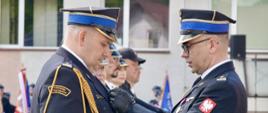 Powiatowe Obchody Dnia Strażaka KP PSP w Augustowie - mł. bryg. Łukasz Chankowski - zastępca podlaskiego komendanta wojewódzkiego PSP podczas wręczenia odznaczen
