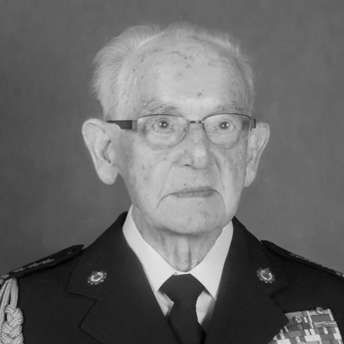 czarno-białe zdjęcie strażaka w mundurze w białej koszuli z krawatem
