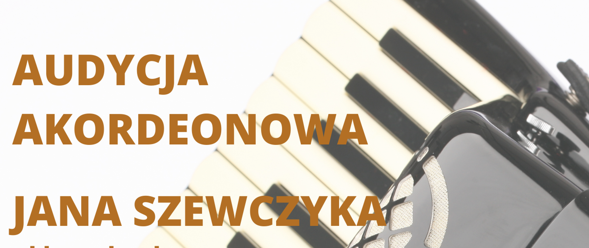 Plakat na białym tle. Dwie trzecie plakatu zajmuje zdjęcie biało czarnego akordeonu. Od góry na środku pełna nazwa szkoły, po lewej stronie logo szkoły. Z lewej strony poniżej pełna nazwa wydarzenia, dane wykonawcy oraz dane nauczyciela. Następnie po prawej stronie program audycji. Na samym dole z prawej strony miejsce i czas wydarzenia.