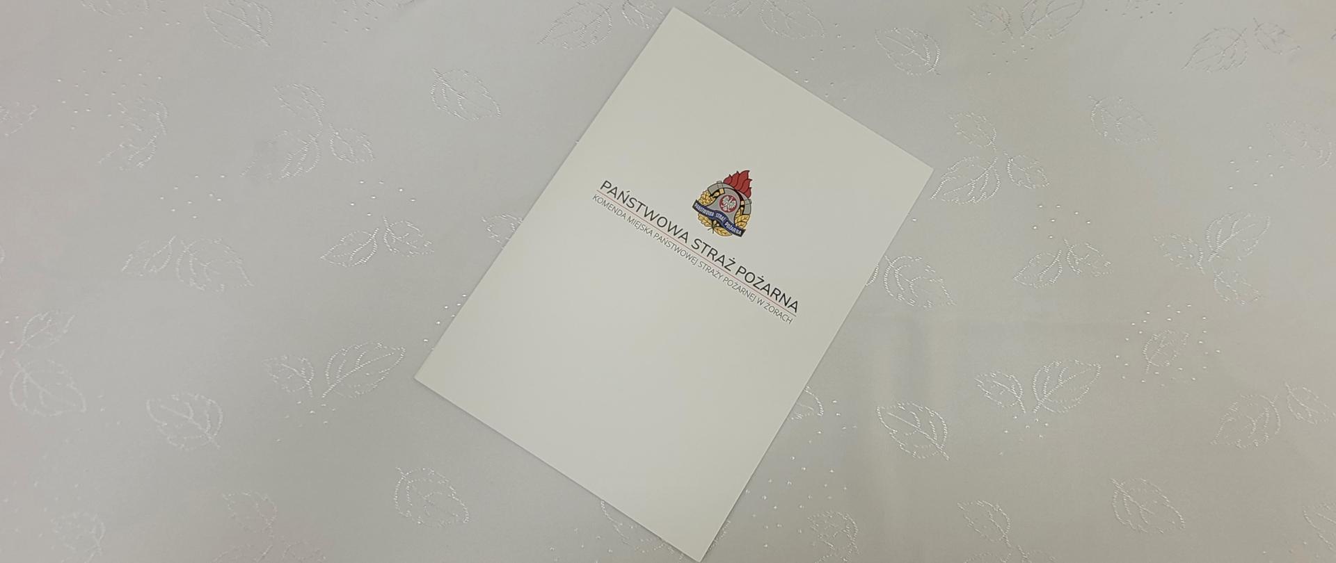 Biała teczka firmowa z logo PSP oraz napisem Państwowa Straż Pożarna, Komenda Miejska Państwowej Staży Pożarnej w Żorach
