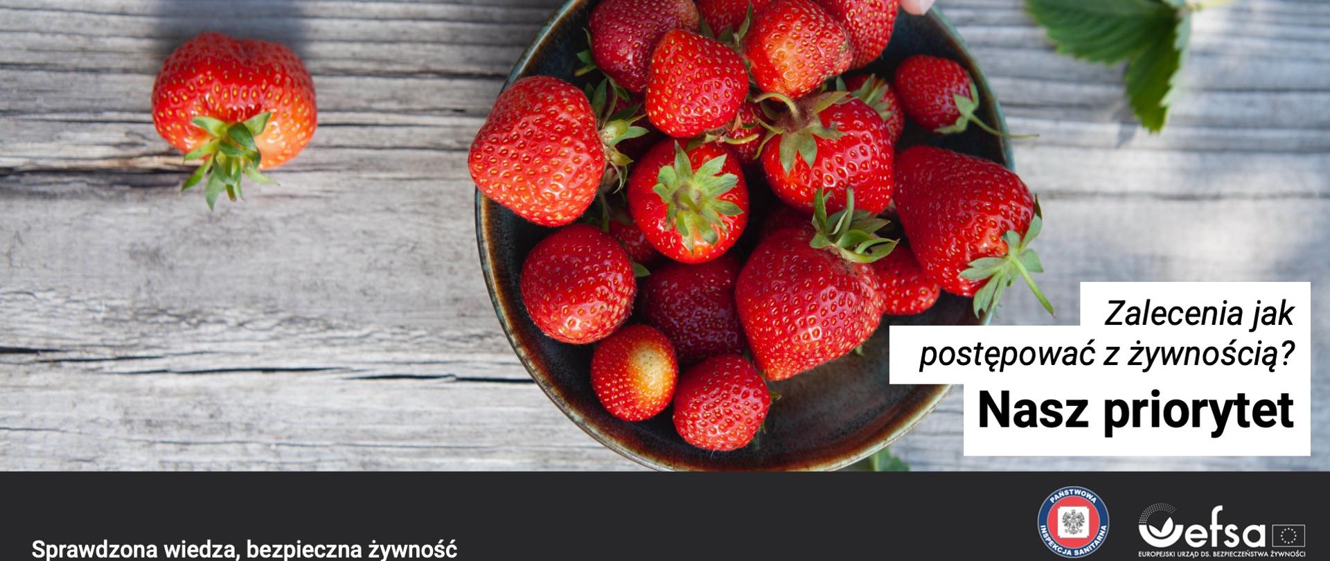 Grafika EFSA do kampanii Safe2Eat przedstawiająca talerz truskawek z napisem "Zalecenia jak postępować z żywnością? Nasz priorytet".