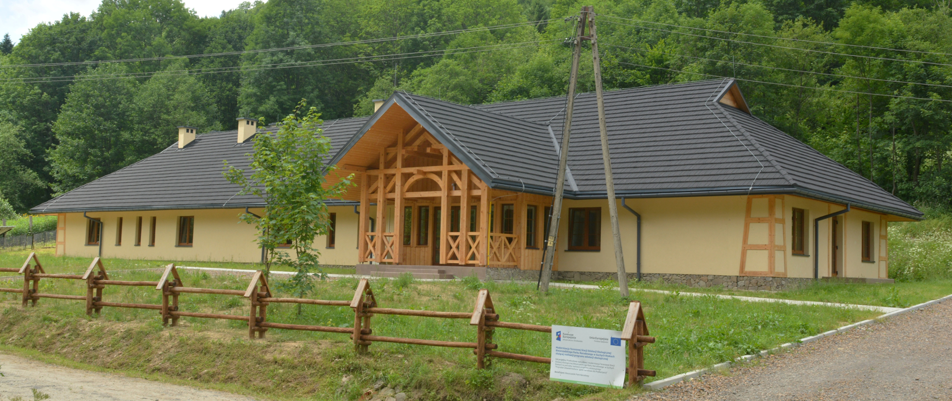 Widok budynku Terenowej Stacji Edukacji Ekologicznej Bieszczadzkiego Parku Narodowego w Suchych Rzekach