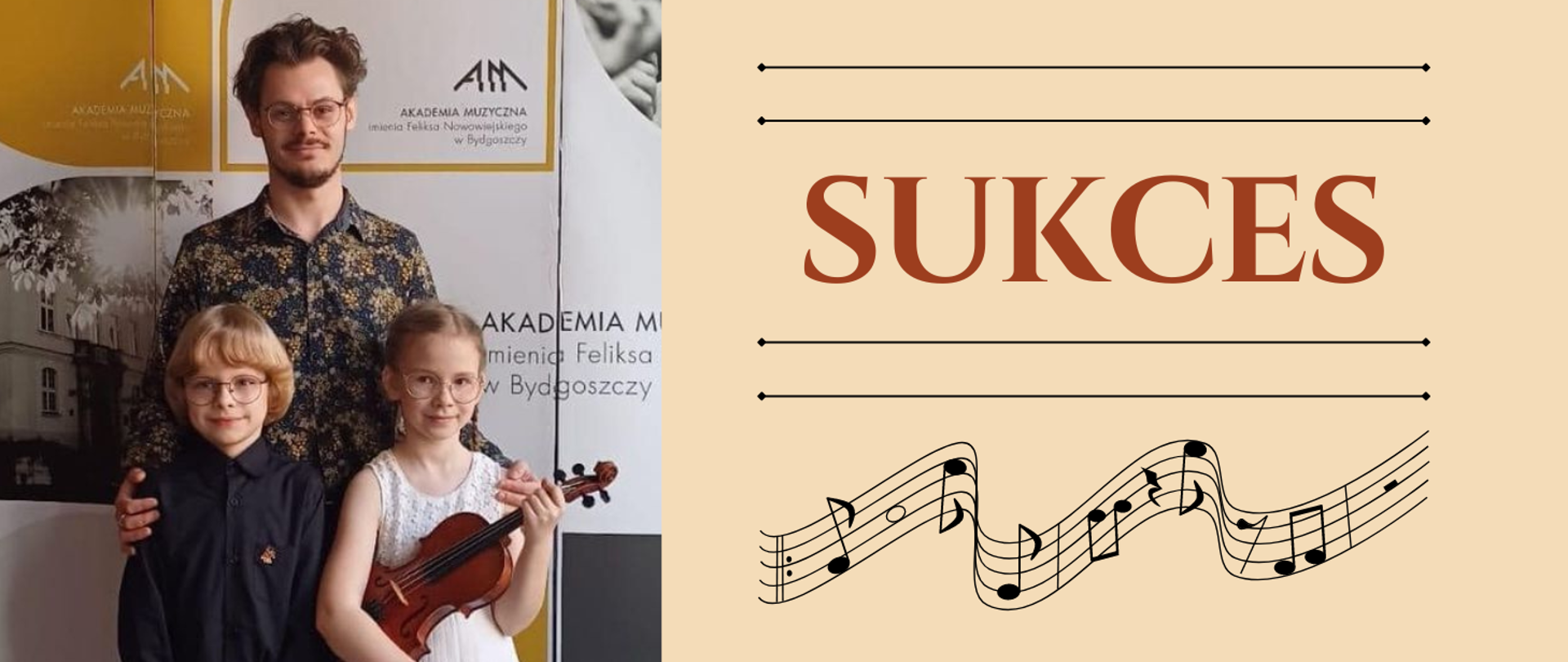 dwójka uczniów i nauczyciel stojący na tle baneru konkursowego