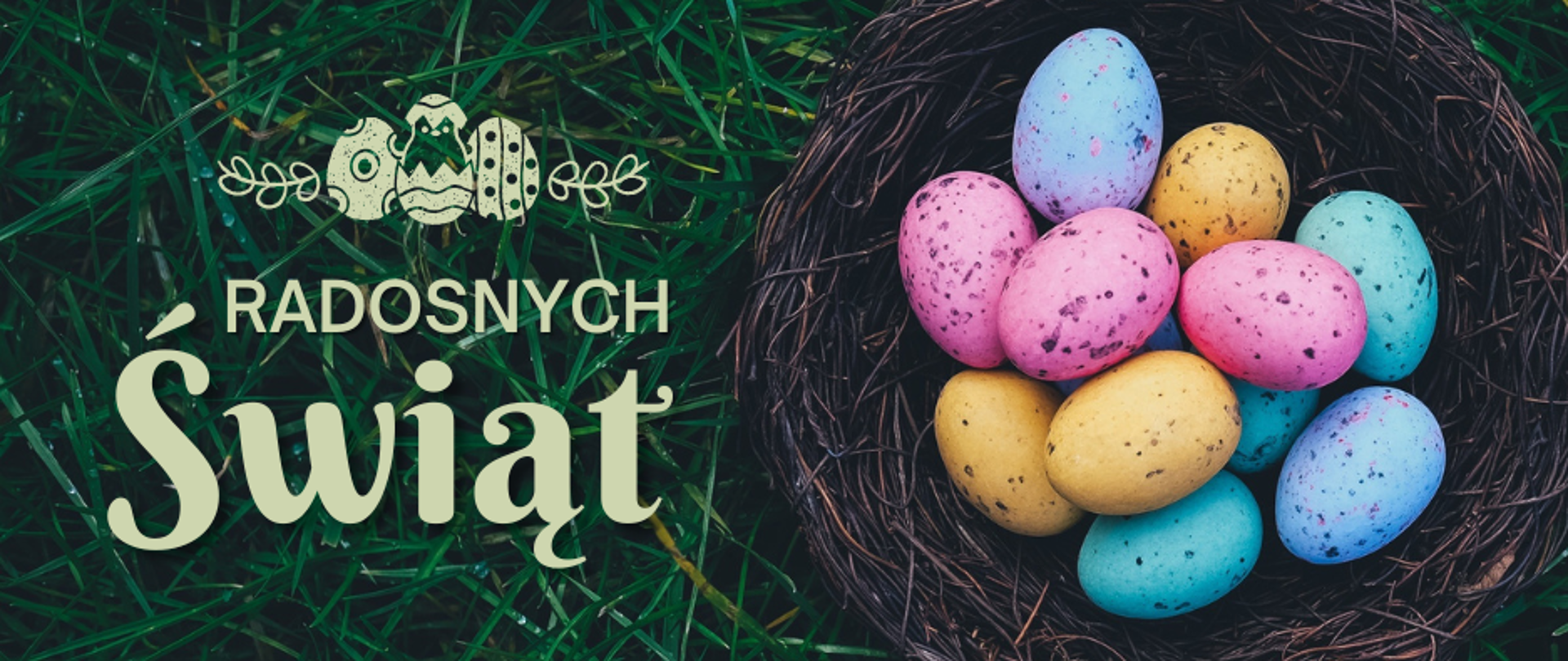 Na obrazku po prawej stronie znajduje się kosz z kolorowymi pisankami, poniżej logo szkoły, po lewej napis Radosnych Świąt, w tle zielona, mokra trawa