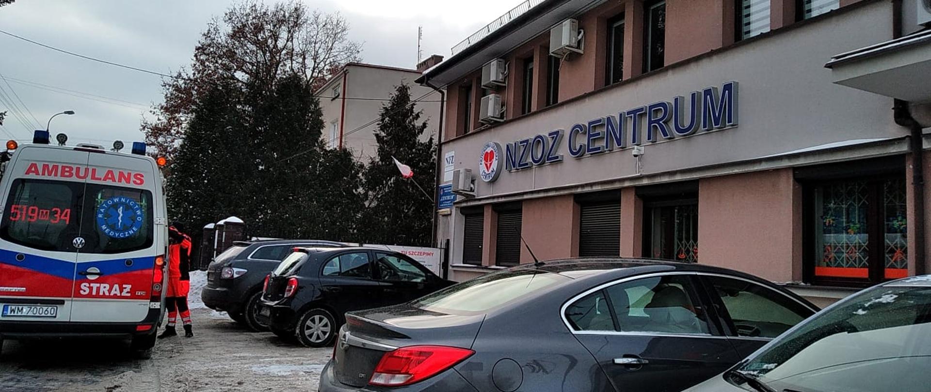 Ambulans OSP Sulejówek pod przychodnią w Sulejówku