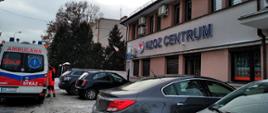 Ambulans OSP Sulejówek pod przychodnią w Sulejówku