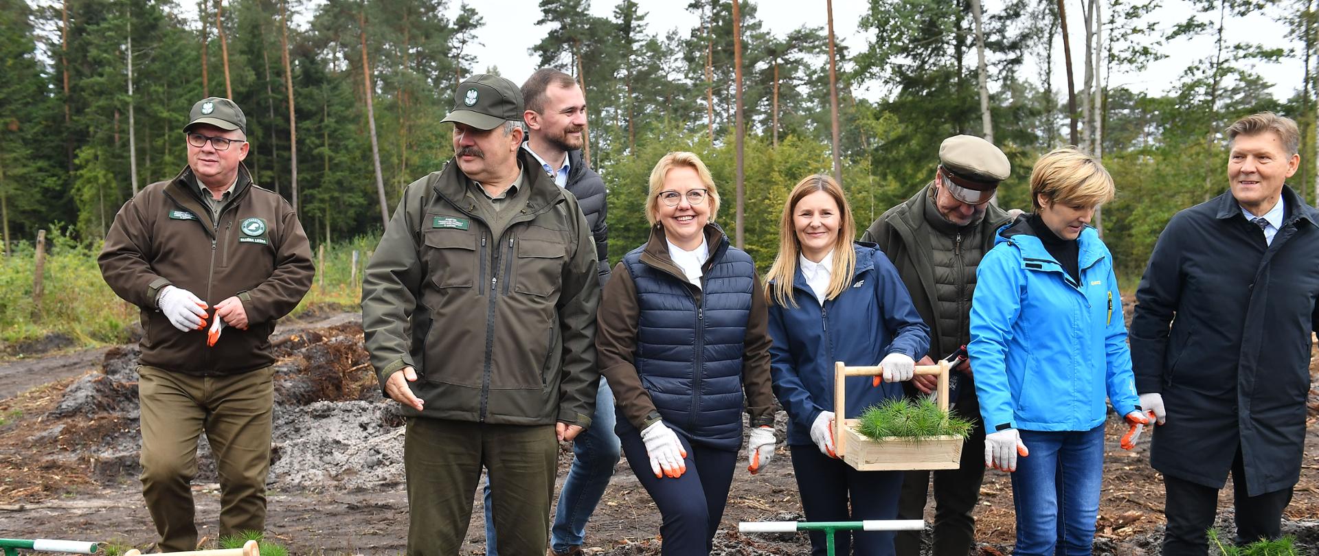Minister Anna Moskwa podczas sadzenia lasu