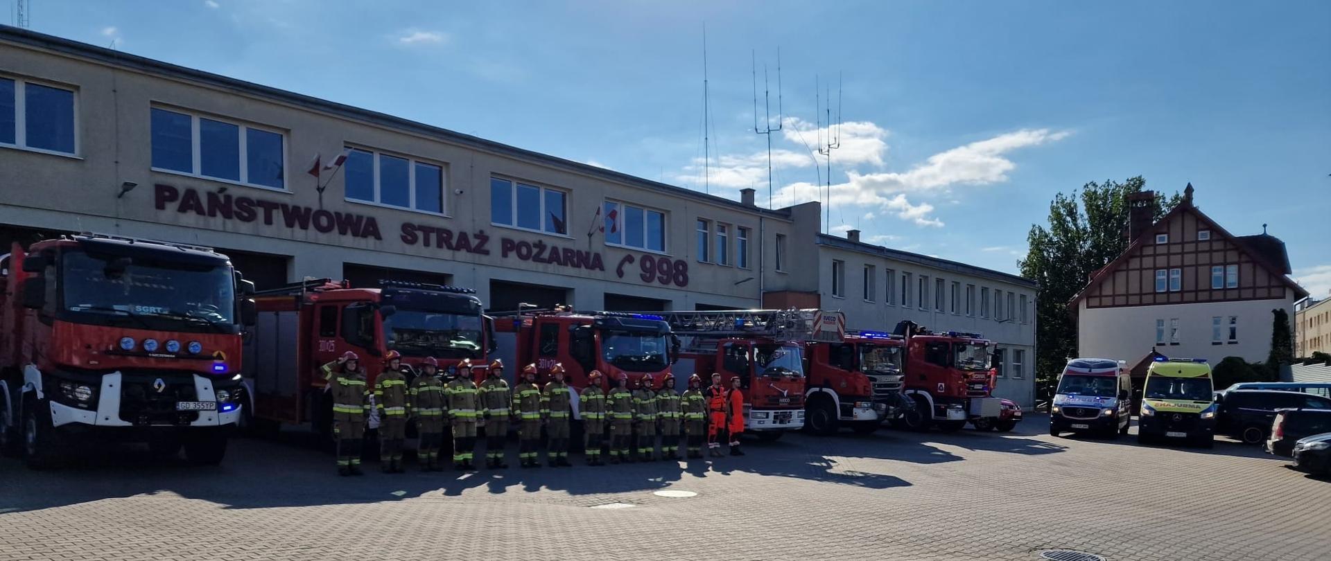 Strażacy z JRG 1 oddają hołd powstańcom warszawskim - zbiórka przed pojazdami ratowniczymi