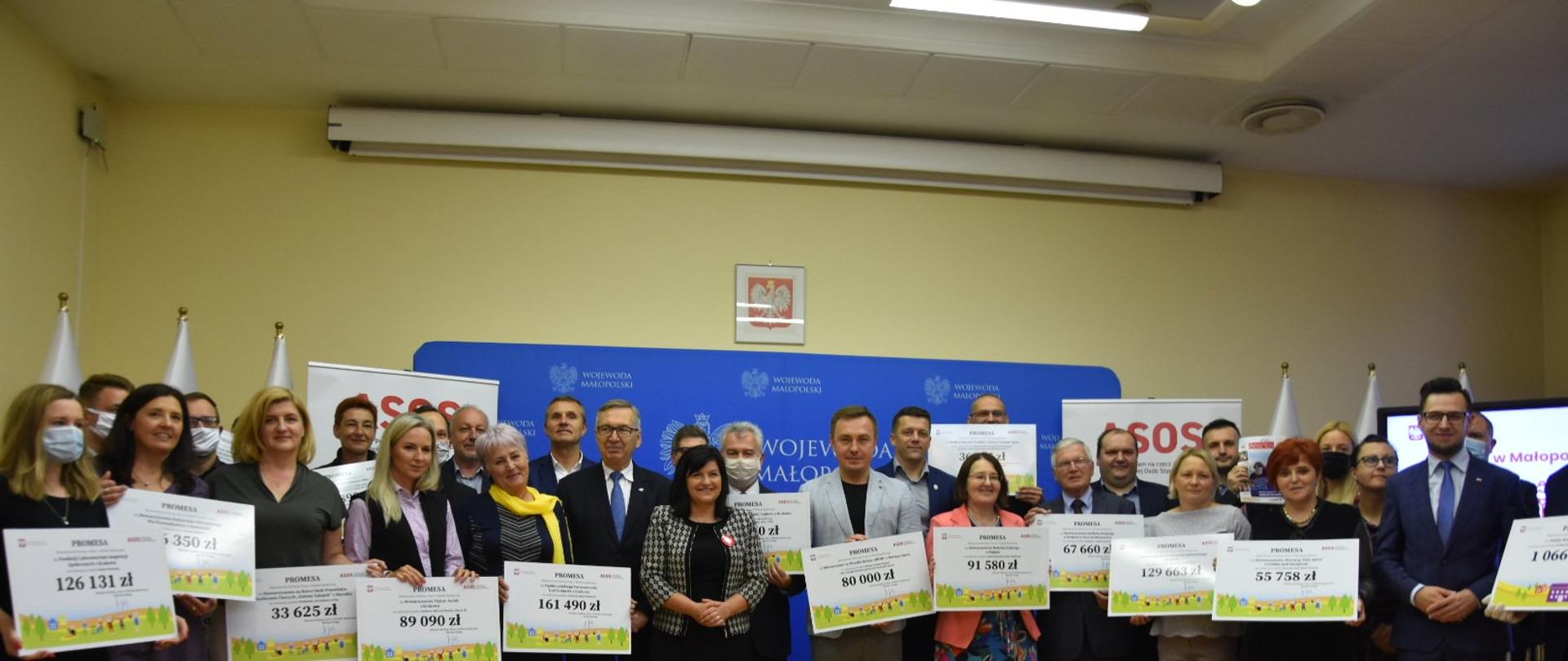 Wspólne zdjęcie wiceministra Szweda z beneficjentami programu ASOS w Małopolsce